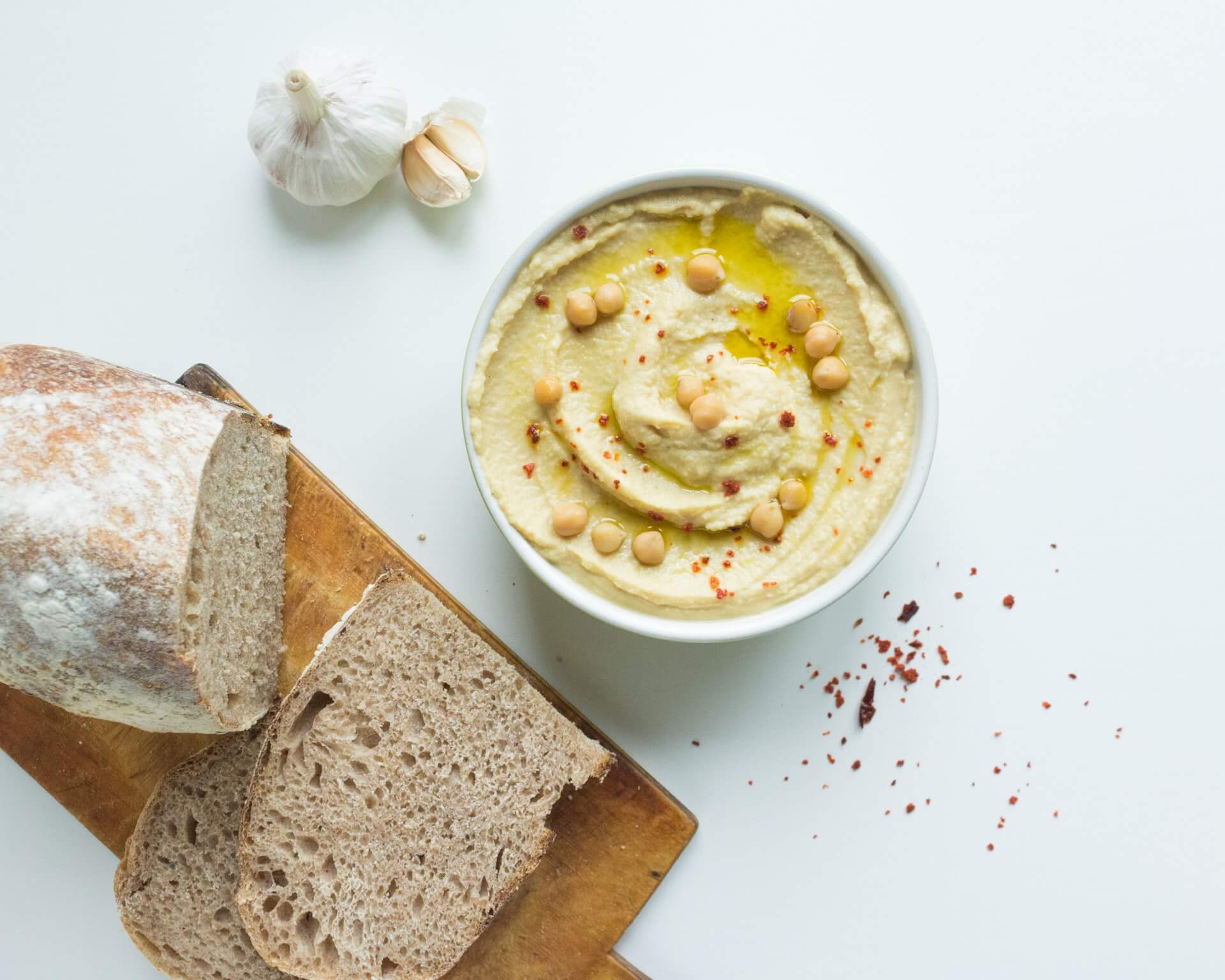 Masanın üzerinde duran humus kasesi.